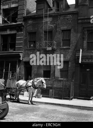 1920ER JAHREN PFERD & WAGEN VOR ALTEN GEBÄUDE EINST DOMIZIL DER PRÄSIDENT MONROE JETZT EINE JUNK-E-BUSINESS CROSBY STREET NEW YORK CITY USA Stockfoto