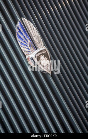 Plymouth Chrysler Motoren Produkt Abzeichen auf Kühlergrill von Plymouth Auto Stockfoto