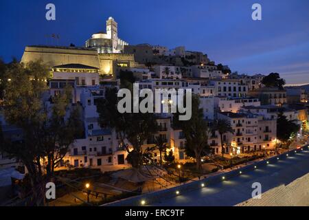 Dalt Vila Ibiza oder Eivissa, Abend, Ibiza Stadt, Ibiza, Balearen, Spanien Stockfoto