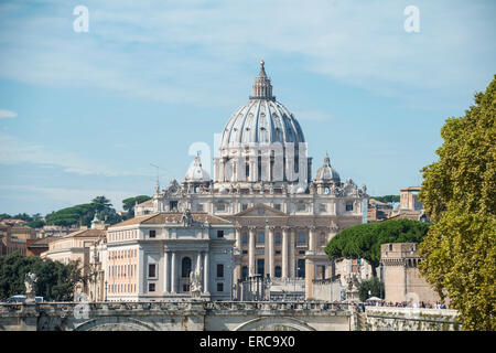 Blick auf Ponte Sant über den Tiber zu St. Peter Basilika, Rom, Latium, Italien Stockfoto