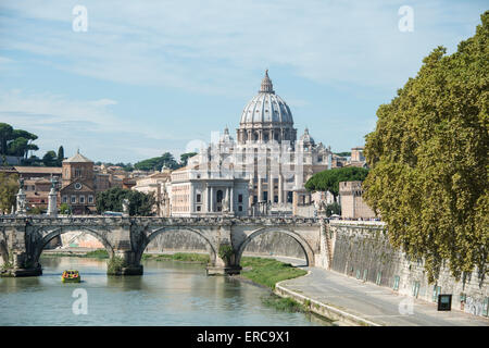 Blick auf Ponte Sant über den Tiber zu St. Peter Basilika, Rom, Latium, Italien Stockfoto