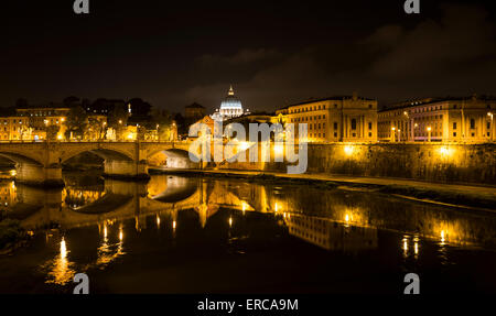 Blick auf Ponte Sant'Angelo über den Tiber, der Basilika St. Peter in der Nacht, Rom, Latium, Italien Stockfoto