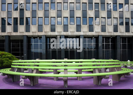 Gebogene Bank vor der US Citizenship and Immigration Services Gebäude, Manhattan, New York, USA Stockfoto