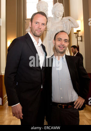 Berlin, Deutschland. 1. Juni 2015. Cheftrainer Dagur Sigurdsson (L) und Manager Bob Hanning des deutschen Handball-Club Fuechse Berlin darstellen, während das Team der Rezeption mit dem regierenden kann von Berlin in Berlin, Deutschland, 1. Juni 2015. Foto: Jörg Carstensen/Dpa/Alamy Live News Stockfoto