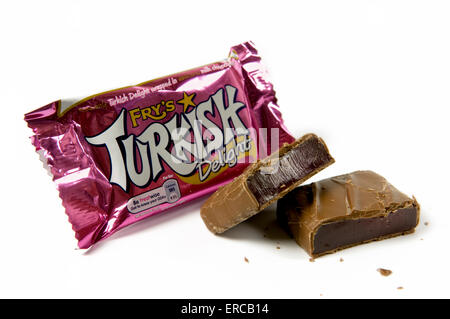 Fry Turkish Delight Schokoriegel auf weißem Hintergrund mit zerschnitten Bar an der Seite Stockfoto