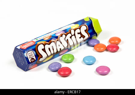 Schokoladen Smarties auf weißem Hintergrund mit zerschnitten Bar an der Seite Stockfoto