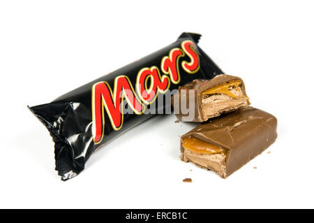 Mars Schokoriegel auf weißem Hintergrund mit zerschnitten Bar an der Seite öffnen Stockfoto