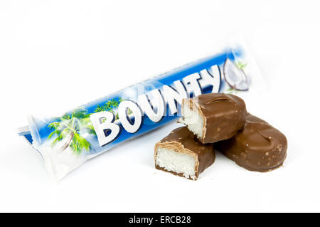 Bounty-Balken auf weißem Hintergrund mit zerschnitten Bar an der Seite Stockfoto