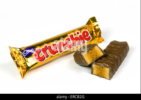 Crunchie Balken auf weißem Hintergrund mit offenen zerschnitten Balken an der Seite Stockfoto