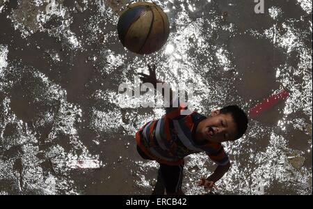 (150601)--DAHUA, 1. Juni 2015 (Xinhua)--acht-jährige Meng Guihai spielt Basketball in Nongyong Elementary School in dann Township von Yao Dahua autonome Grafschaft, 11. Mai 2015. Juni 1 markiert den Internationalen Kindertag. (Xinhua/Huang Xiaobang) (Lfj) Stockfoto