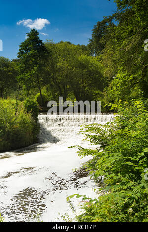 Großbritannien, England, Cheshire, Styal, Quarry Bank Mühle, Wehr auf Fluß Bollin Stockfoto