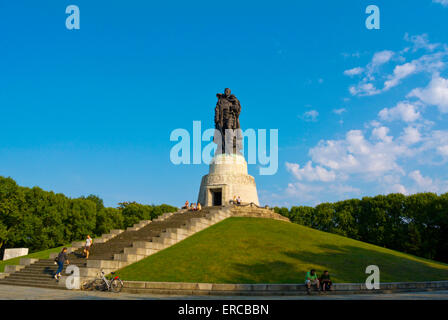 Soldat-Statue von Yevgeny Vuchetich, Teil der Sowjetische Ehrenmal, Treptower Park, Bezirk Treptow, Berlin, Deutschland Stockfoto