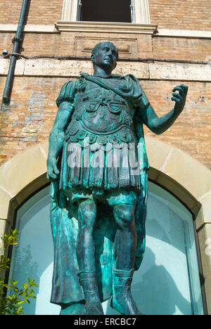 Julius Caesar, hält eine Rede bei Rubicon, Piazza Tre Martiri Platz, Centro Storico, historischen Rimini, Region Emilia-Romagna Stockfoto