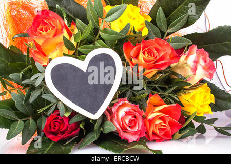 Rosen mit Schreibtafel in Herzform, Nahaufnahme Stockfoto