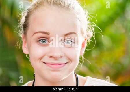 Closeup outdoor Portrait von schönen glücklich blonde kaukasische Teenager-Mädchen in einem Sommerpark Stockfoto