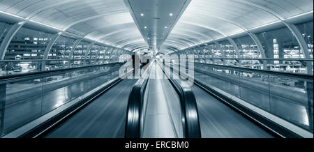 Manchester Airport Skyway; Reisen Gehweg Flughafenterminals miteinander verbindet. Manchester, England, Vereinigtes Königreich Stockfoto