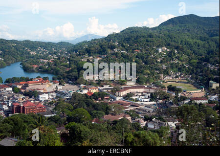 Ein Blick auf die Stadt Kandy inklusive des Cricket-Platzes von den umliegenden Hügeln in Sri Lanka Stockfoto