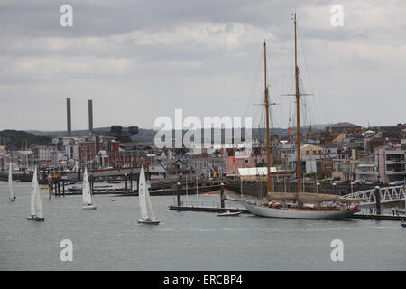 Blick auf West Cowes auf der Isle Of Wight vom Fluss Medina Stockfoto