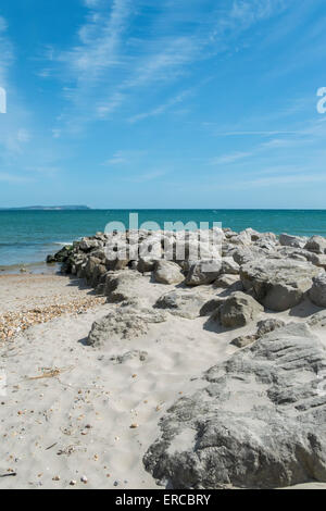 Blick auf den Strand von Sanddünen an Hengisbury Head Dorset an einem sonnigen Tag Stockfoto