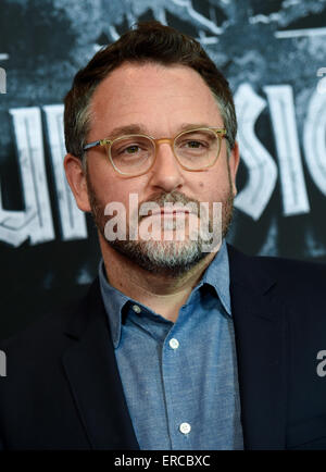 Berlin, Deutschland. 1. Juni 2015. US-Regisseur Colin Trevorrow stellt bei einem Fototermin für den Film "Jurassic World" in Berlin, Deutschland, 1. Juni 2015. Der Film wird in den deutschen Kinos ab 11. Juni 2015 sein. Foto: Britta Pedersen/Dpa/Alamy Live News Stockfoto