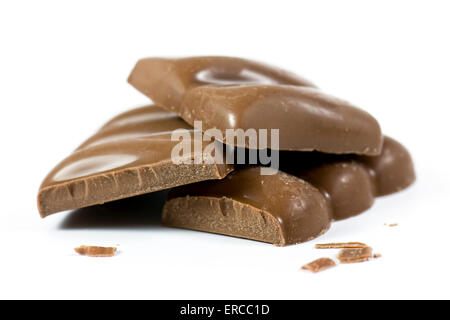 Vollmilch Schokolade Stücke auf weißem Hintergrund Stockfoto
