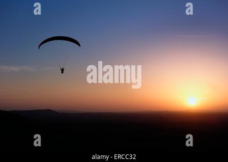 Hanglider Abgleiten in den Sonnenuntergang Stockfoto