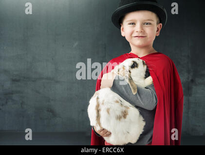 Wenig Illusionist hält ein magisches Häschen Stockfoto