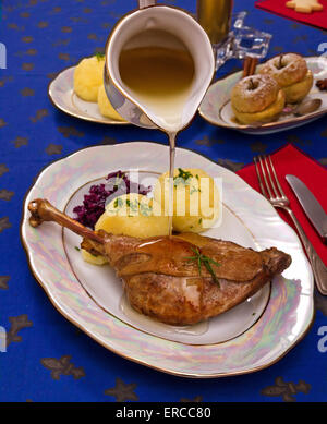 Röstig Entenkeule mit geschmorter Rotkohl und Knödel, Ansicht von oben Stockfoto