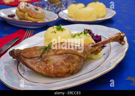 Knusprige Gans Bein mit geschmorter Rotkohl und Knödel, Nahaufnahme Stockfoto