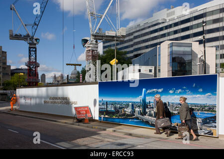 Zwei Reisende gehen vorbei an einem großen Bau Horten, die 1, Blackfriars, ein Immobilienentwicklung marketing Suite Horten Landschaft zeigt. 1 Blackfriars oder einem Blackfriars wird eine Mischnutzung für den Bau an der Kreuzung von Blackfriars Road und Stamford Street in Bankside, London genehmigt werden. Die Entwicklung zu machen bzw. ein 52-geschossigen Turm aus einer maximalen Höhe von 170 m und zwei kleinere Gebäude von 6 und 4 Geschichten bilden. Einsatzgebiete sind Wohnungen, ein Hotel und Einzelhandel. Darüber hinaus wird ein neuer öffentlicher Raum erstellt. Stockfoto