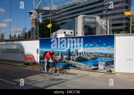 Ein Radfahrer geht eine große Bau-Horten, die 1, Blackfriars, ein Immobilienentwicklung marketing Suite Horten Landschaft zeigt. 1 Blackfriars oder einem Blackfriars wird eine Mischnutzung für den Bau an der Kreuzung von Blackfriars Road und Stamford Street in Bankside, London genehmigt werden. Die Entwicklung zu machen bzw. ein 52-geschossigen Turm aus einer maximalen Höhe von 170 m und zwei kleinere Gebäude von 6 und 4 Geschichten bilden. Einsatzgebiete sind Wohnungen, ein Hotel und Einzelhandel. Darüber hinaus wird ein neuer öffentlicher Raum erstellt. Stockfoto