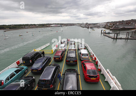 Die roten Trichter Ferry segeln in Cowes auf der Isle Of Wight von Southampton Stockfoto