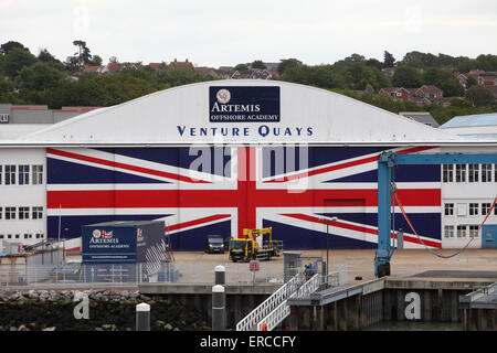 Weltweit größte Anschluß-Markierungsfahne gemalt an den Türen der Wagen Kais in Cowes auf der Isle Of Wight. Stockfoto