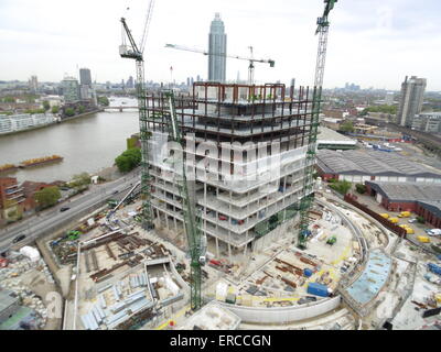 Ansicht der Konstruktion auf die neue US-Botschaft in Nine Elms, Battersea, London. Das Gebäude verfügt über 6 Zoll dick kugelsicheren Glas kostet fast 1 Milliarde US-Dollar und soll von Architekten KieranTimberlake. Stockfoto