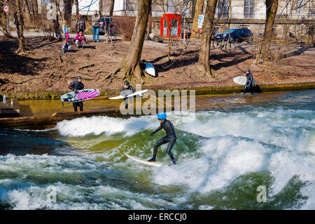 Surfer auf der Welle durch Pumpen Maschine produziert Eisbach Stream, englischen Garten, Park, zentrale München, Bayern, Deutschland Stockfoto