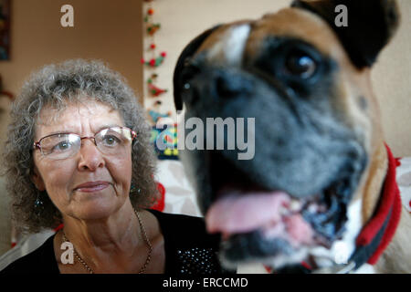 PIP, die Hunde, die Obdachlosen entstanden sind fördert, weil ihre Besitzer gehabt haben, in ein Refugium wegen häuslicher Gewalt zu bewegen. Stockfoto