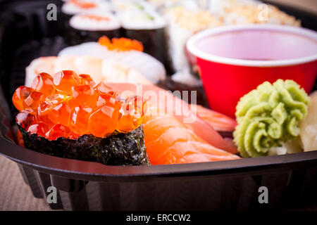 Selektiven Fokus der Lachs Kaviar Ikura Sushi closeup Stockfoto