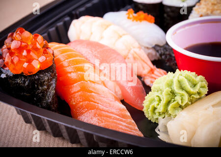 Verschiedene Fisch-Sushi mit Lachs-Kaviar Ikura, Nahaufnahme Stockfoto