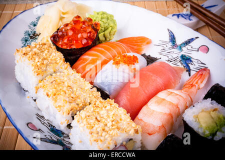 Verschiedene Fisch-Sushi mit Lachs Ikura, Ansicht von oben Stockfoto