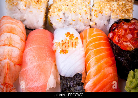 Verschiedene Fisch-Sushi mit Lachs Ikura, Nahaufnahme Stockfoto