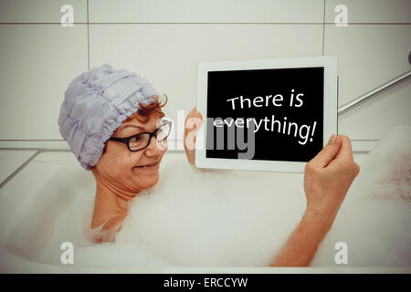 Begeisterte Frau in der Badewanne mit Tablet-PCs, Retro-Stil, Raum für text Stockfoto