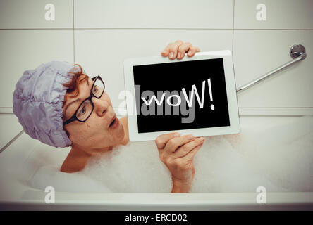 Frau in der Badewanne mit Tablet-PCs, Retro-Stil, Raum für text Stockfoto