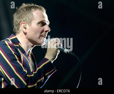 Barcelona, Spanien. 29. Mai 2015. Stuart Murdoch, Sänger der britischen Band Belle und Sebastian, führt während des Primavera Sound Festival 2015 im Parc del Forum in Barcelona, Spanien, 29. Mai 2015. Das Festival ist eines der größten in Spanien. Foto: Henrik Josef Boerger/Dpa/Alamy Live-Nachrichten Stockfoto