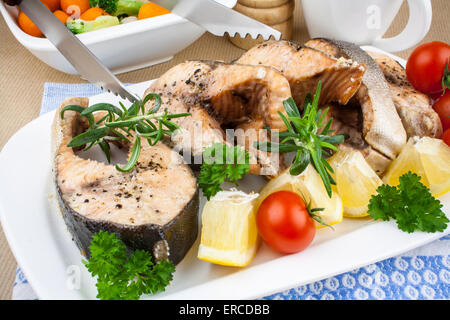 Gegrillte Lachs Steaks und Gemüse, Ansicht von oben Stockfoto