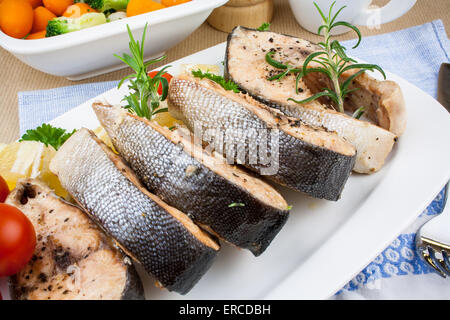 Gegrillte Lachs Steaks und Gemüse, Nahaufnahme Stockfoto