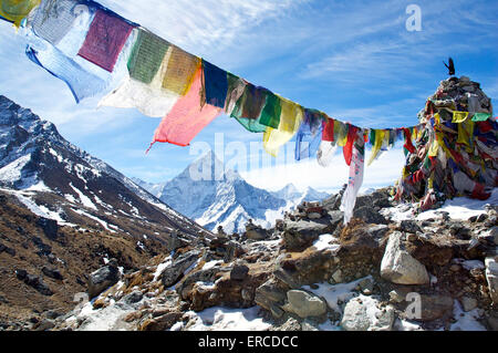 Buddhistische Gebetsfahnen im Wind wehen mit Ama Dablam im Hintergrund. Stockfoto