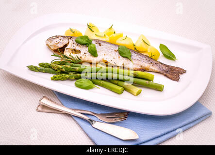 Gegrillte Forelle mit grünem Spargel und Rosmarinkartoffeln, ohne Soße Stockfoto