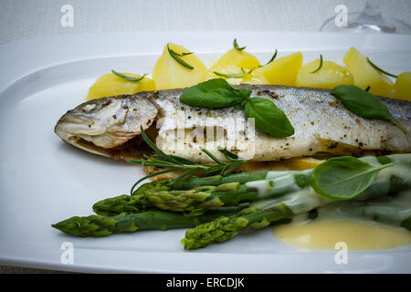 Gegrillte Forelle mit grünem Spargel und Rosmarinkartoffeln, Nahaufnahme Stockfoto