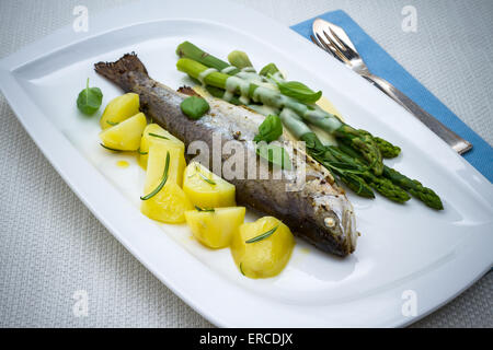 Gegrillte Forelle mit grünem Spargel und Kartoffeln, Nahaufnahme Stockfoto