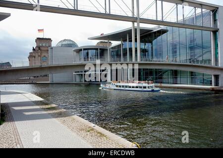 Boot unterquert Fußgängerbrücke über moderne Parlamentsgebäude Berlin Stockfoto